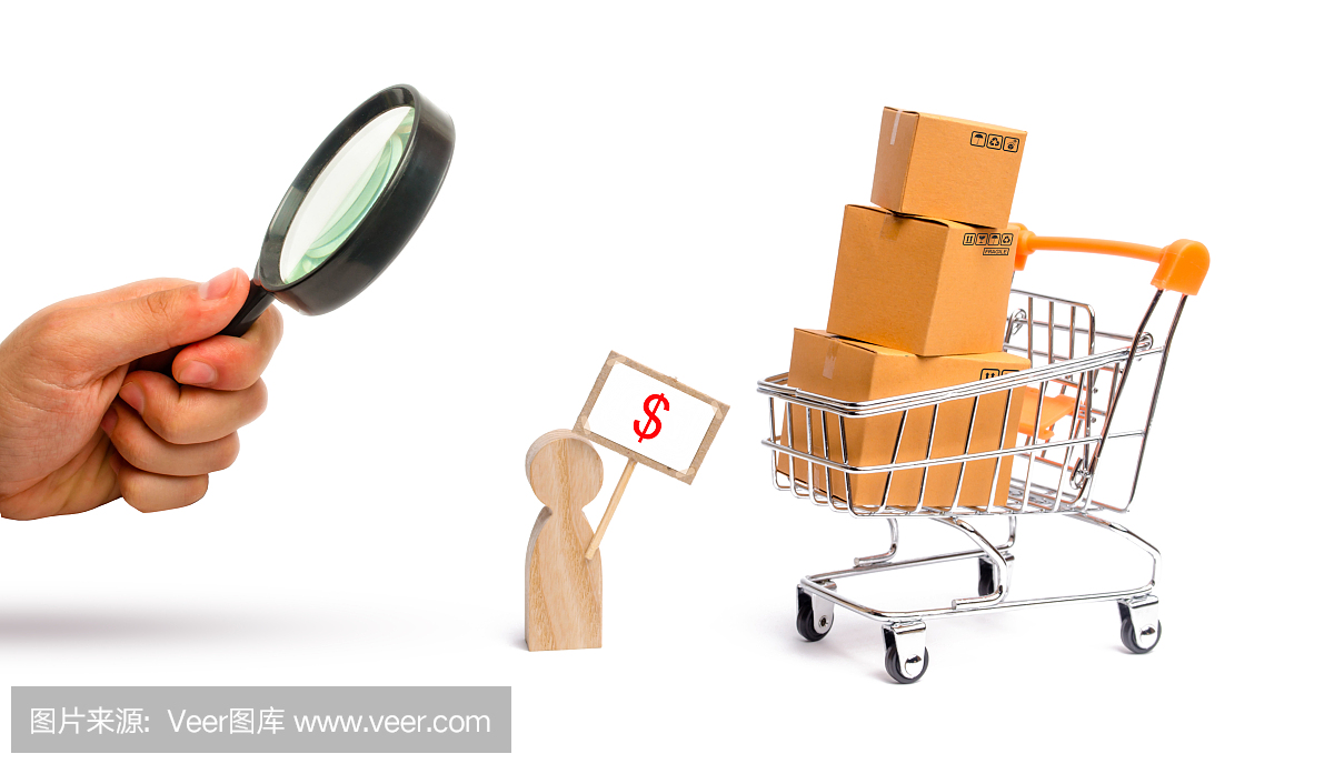 一個拿著放大鏡在看海報的男人在賣商品。裝著箱子和貨物的超市手推車。商業(yè)和貿(mào)易的概念,產(chǎn)品的銷售和購買,網(wǎng)上購物